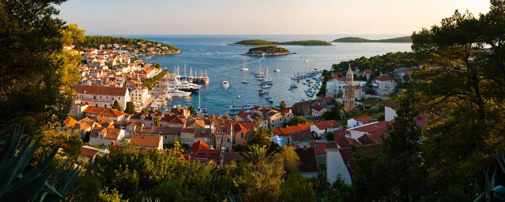 Wat maakt de historische stad Hvar de moeite waard?