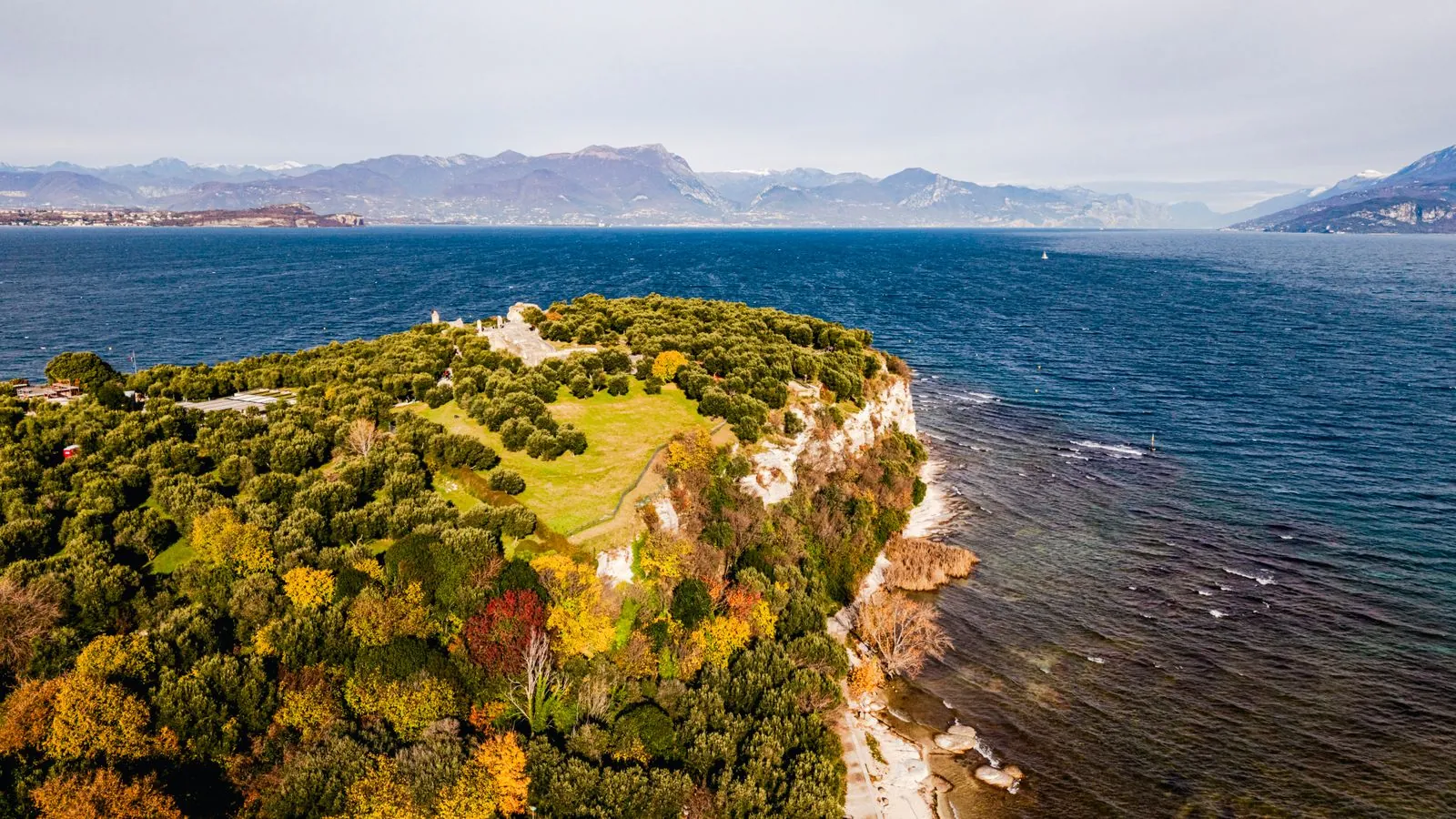 Een boottocht naar Isola del Garda: een privé eiland met een indrukwekkende villa