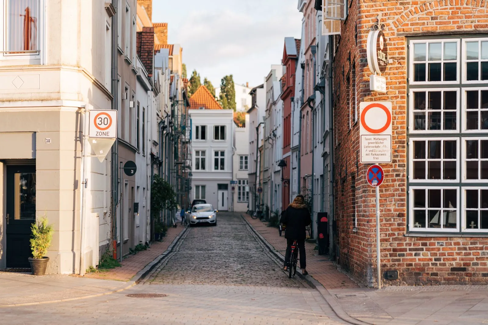 Fietsen door het historische stadje Lübeck
