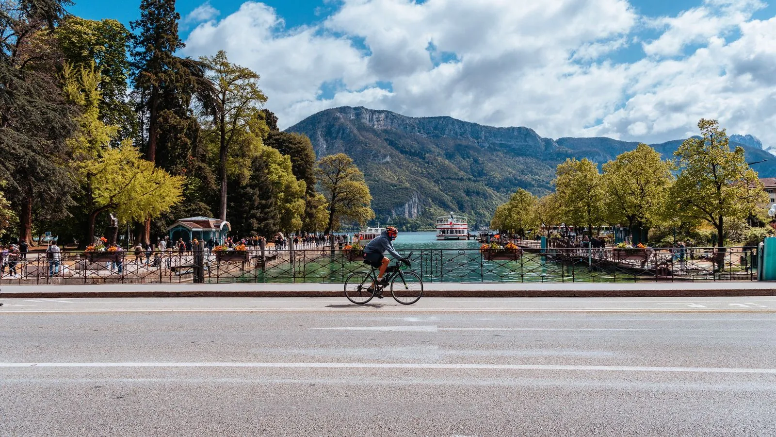Fietsen met kinderen langs het meer van Annecy