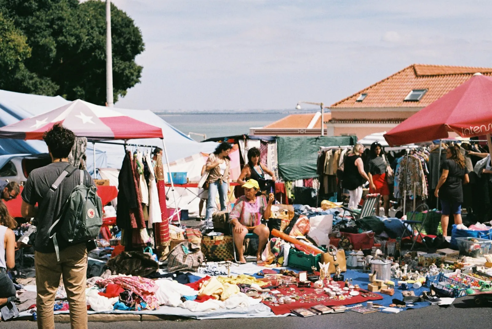 Zijn er lokale markten of festiviteiten buiten Funchal