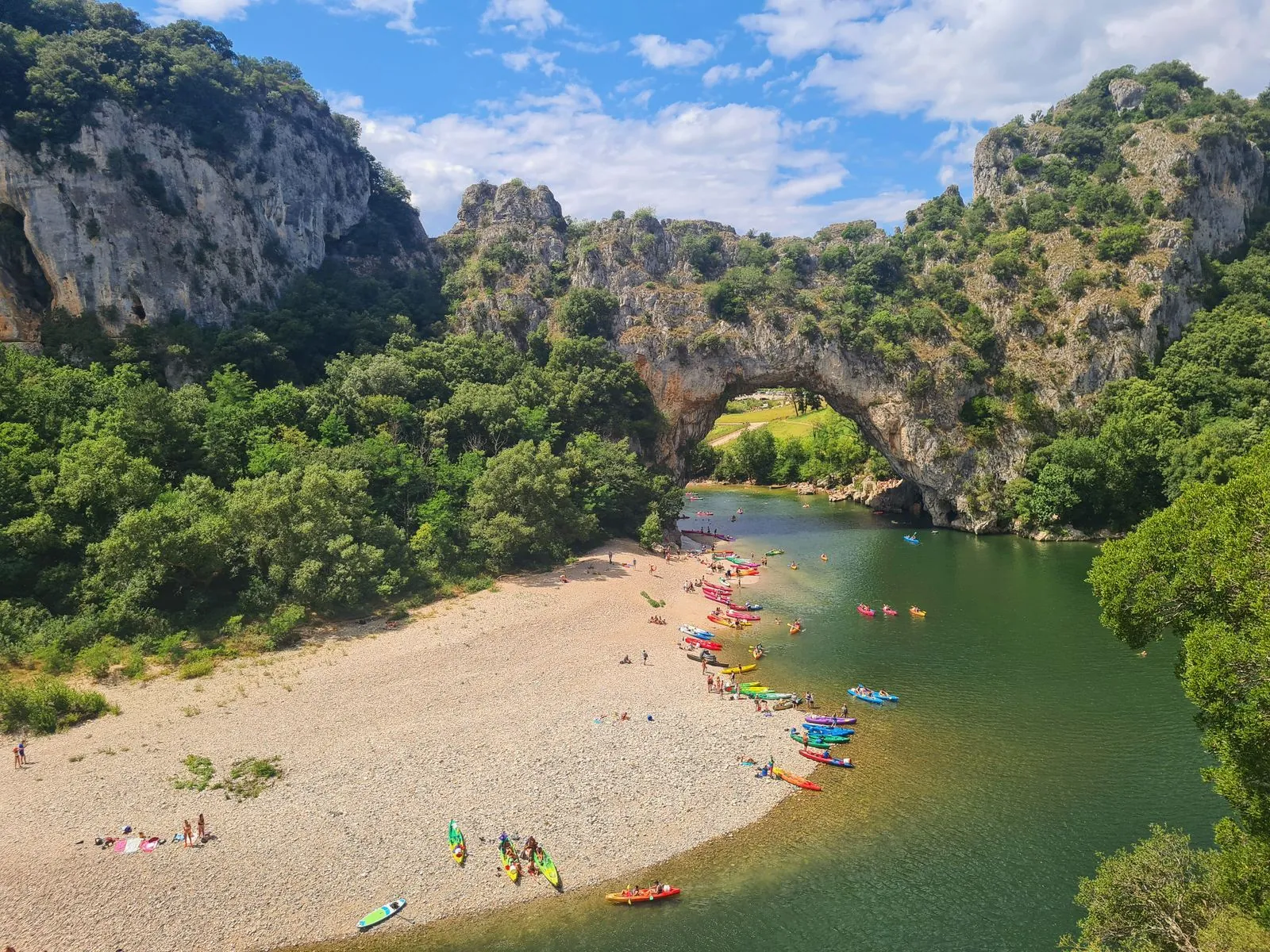Kanoën in de Ardèche: een gezinsvriendelijk avontuur