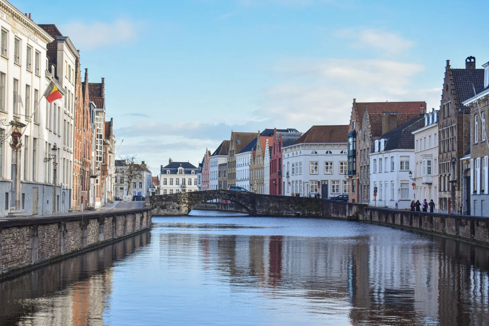 Zijn er wandelroutes met uitleg over de geschiedenis van Brugge