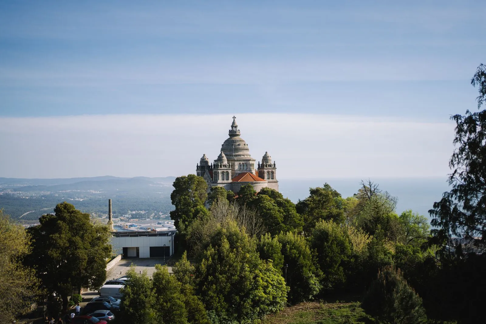 Beklim de heuvel naar de basiliek Santa Luzia