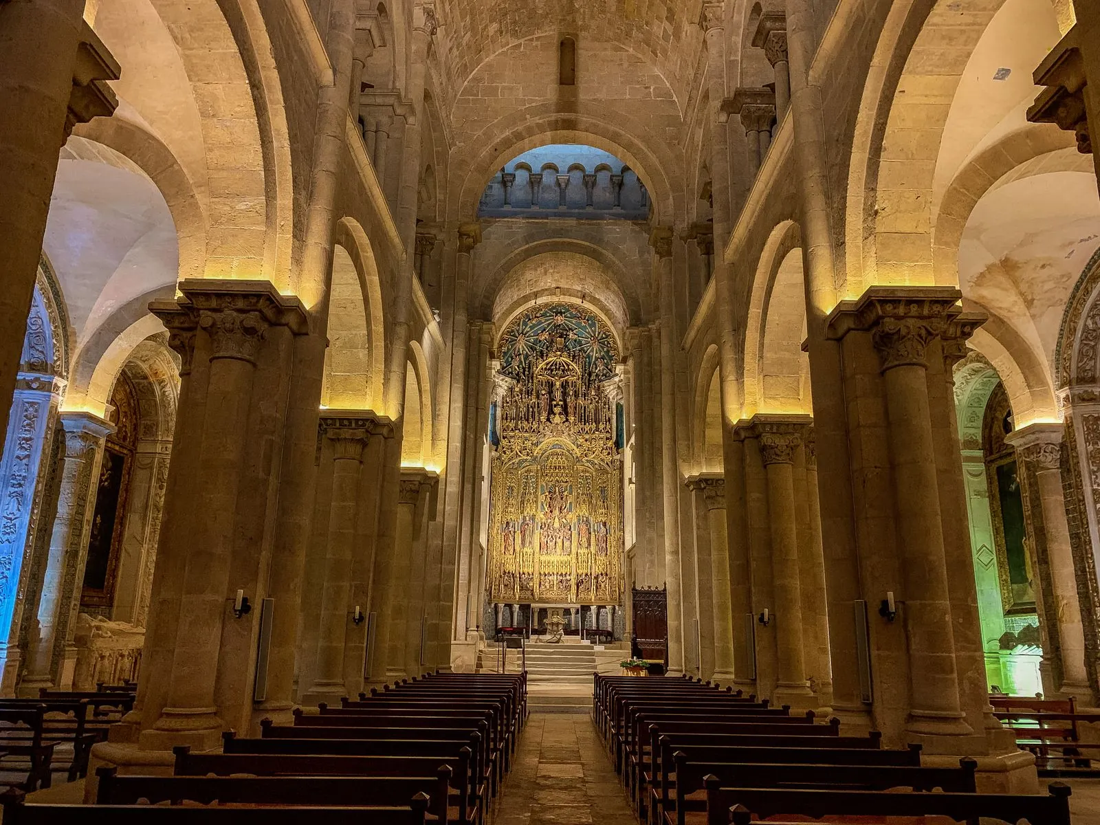 De indrukwekkende kathedraal Sé Velha van Coimbra