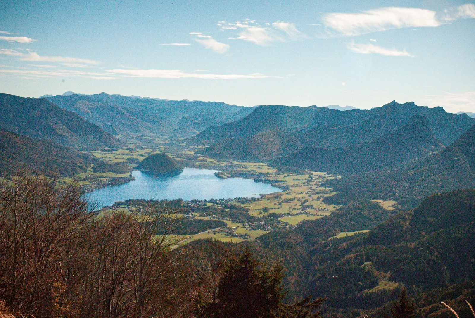 Sauna's met uitzicht op het bevroren Wolfgangsee in de winter