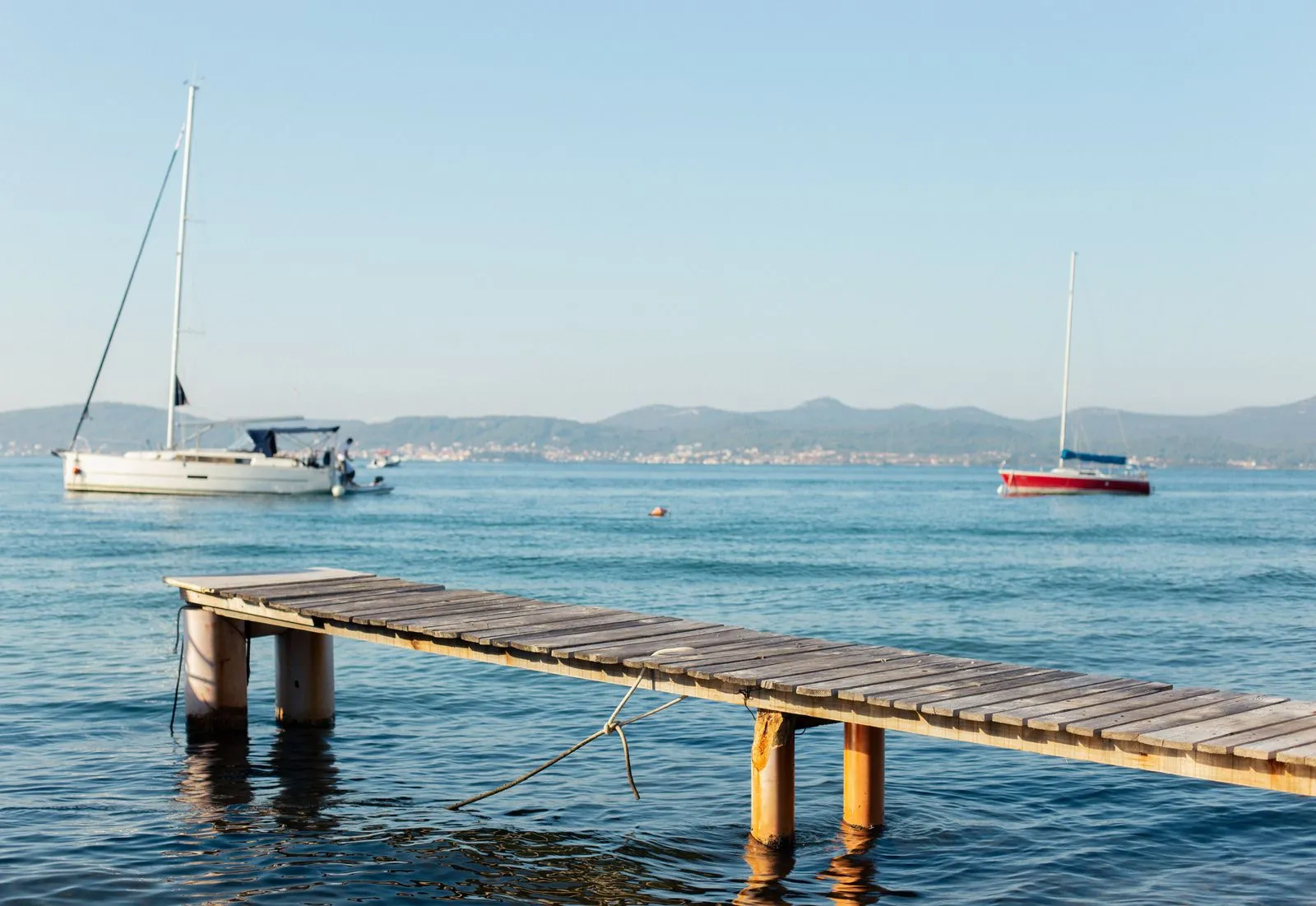 Zeilen tussen de eilanden van de Zadar-archipel