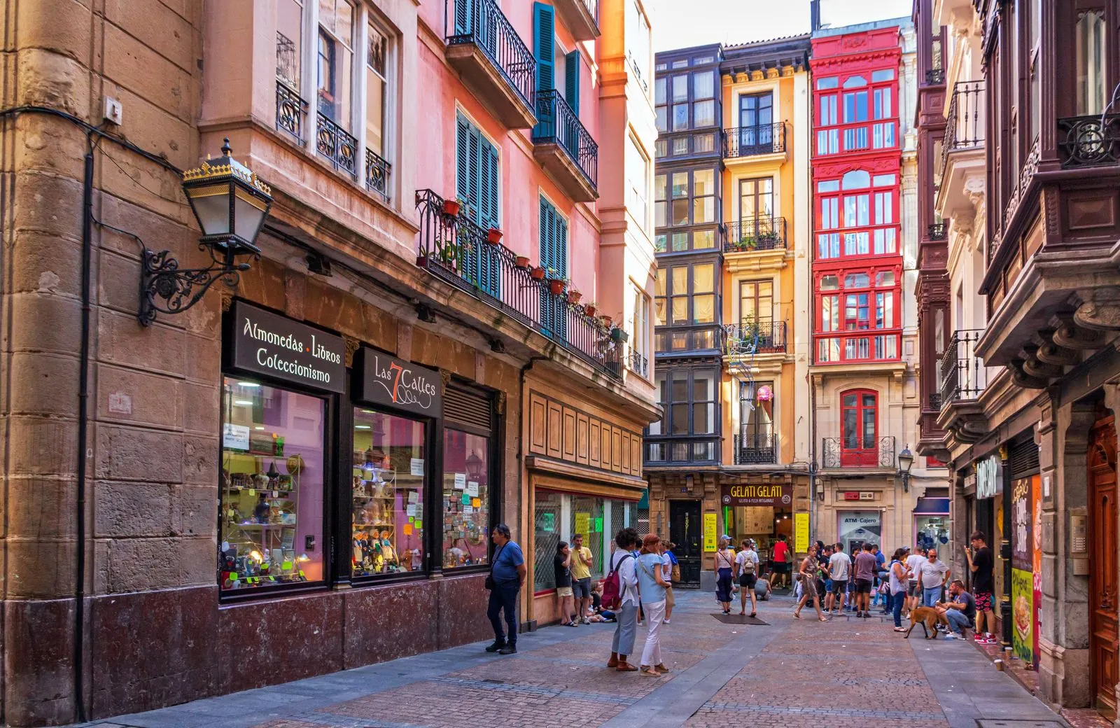 De sfeer van de oude stad Casco Viejo in Bilbao