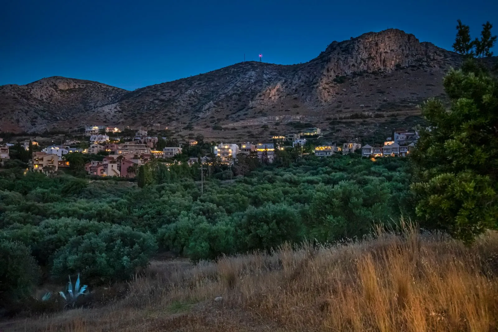 Hoe bereik je het bergdorp Embonas en wat is er te zien