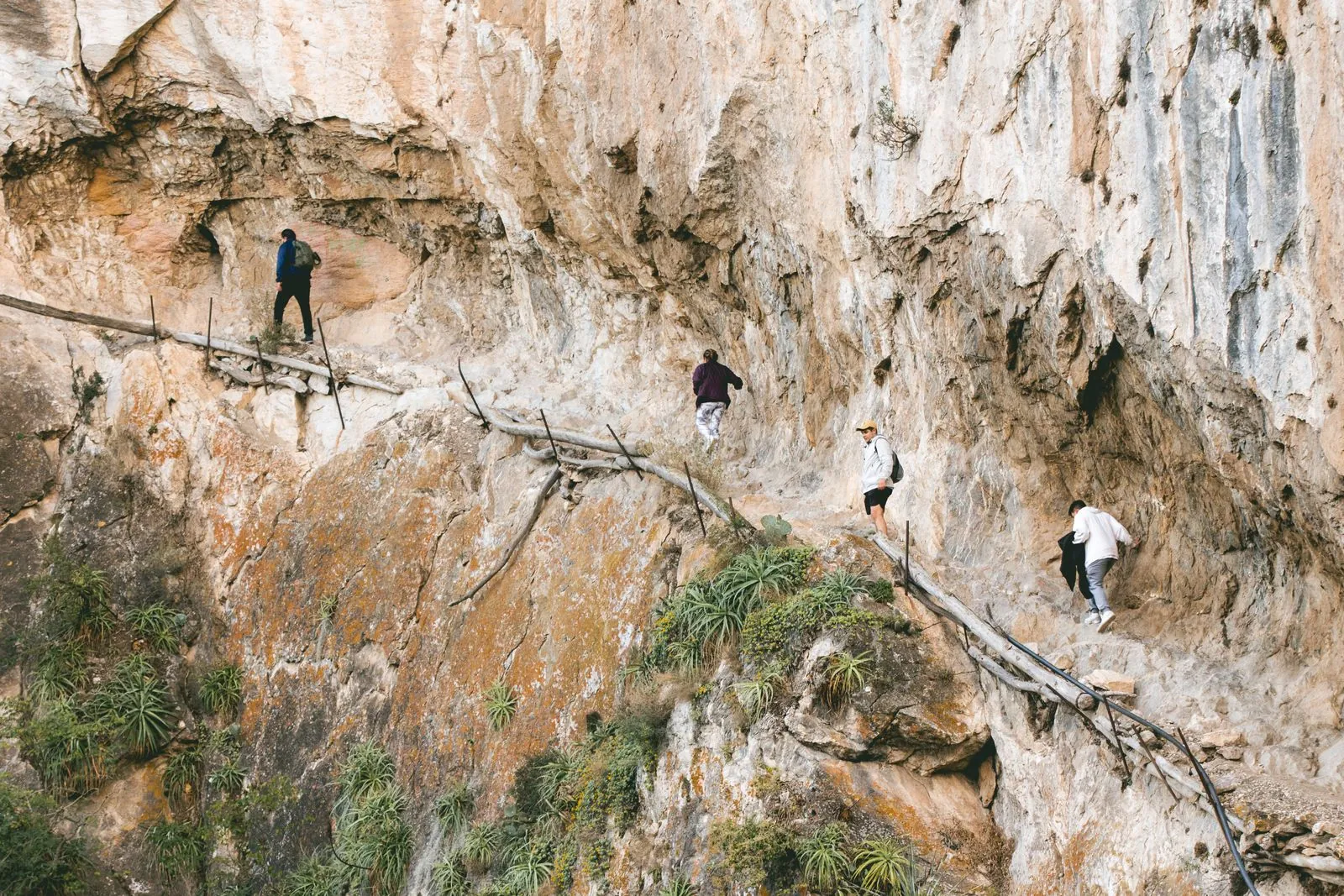 Wandelen langs de diepe kloven van de Caminito del Rey