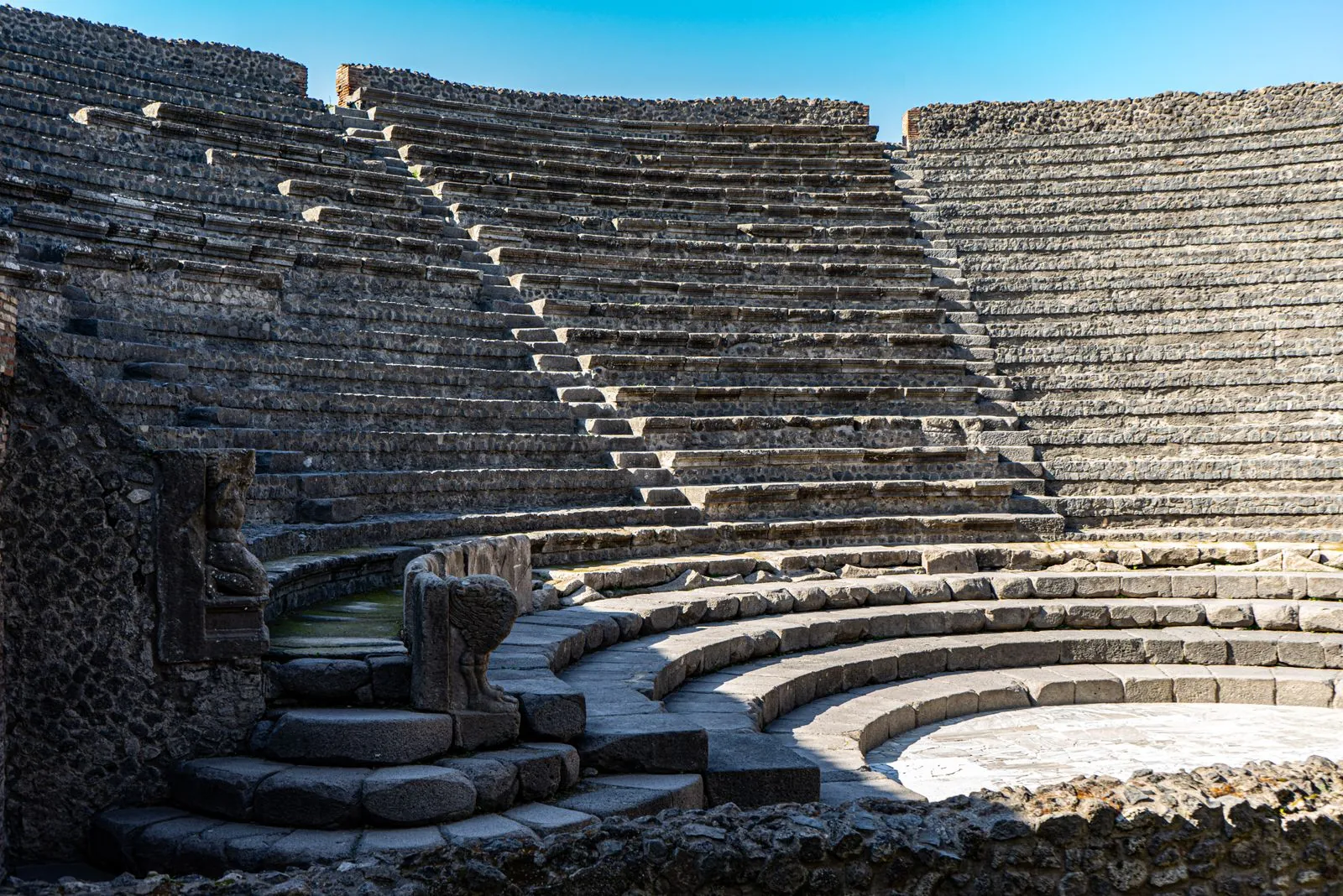 Het Romeinse theater van Neapolis bezoeken