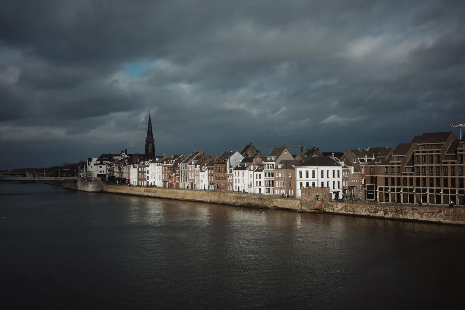 Terrassen met uitzicht op de Maas