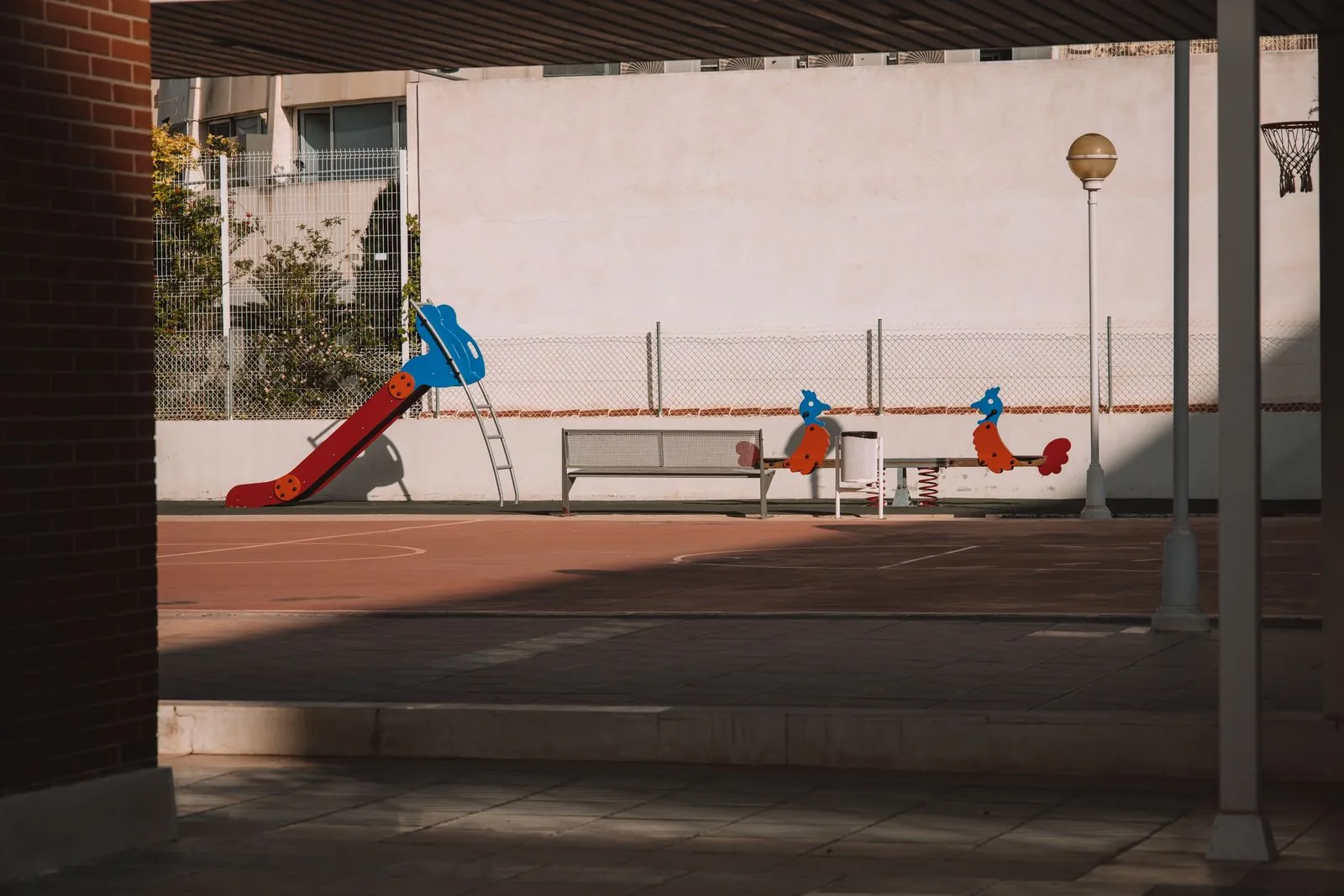 Waar vind je speeltuinen of kinderfaciliteiten aan zee