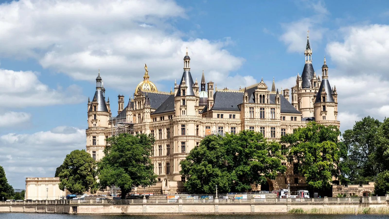 Hoe bezoek je het kasteel van Schwerin?