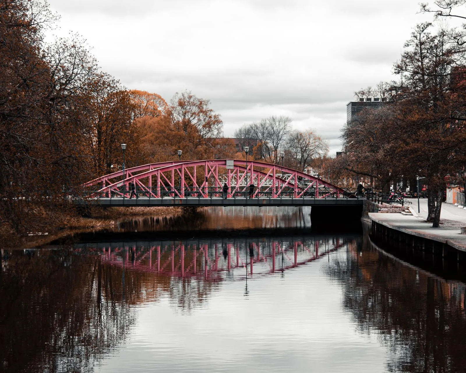 Fietsen langs de Fyrisån rivier.