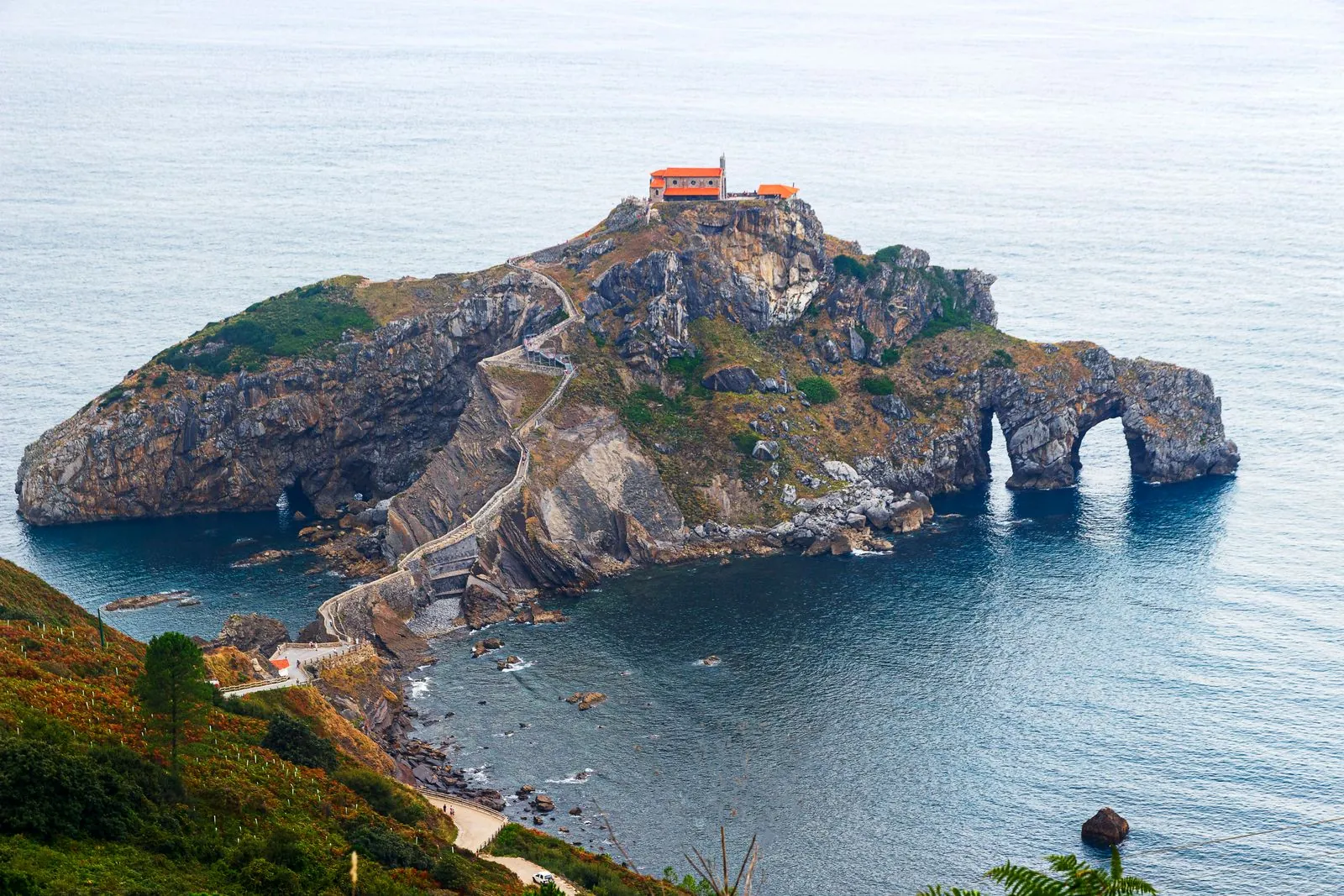 De flysch kliffen en het San Juan de Gaztelugatxe eiland