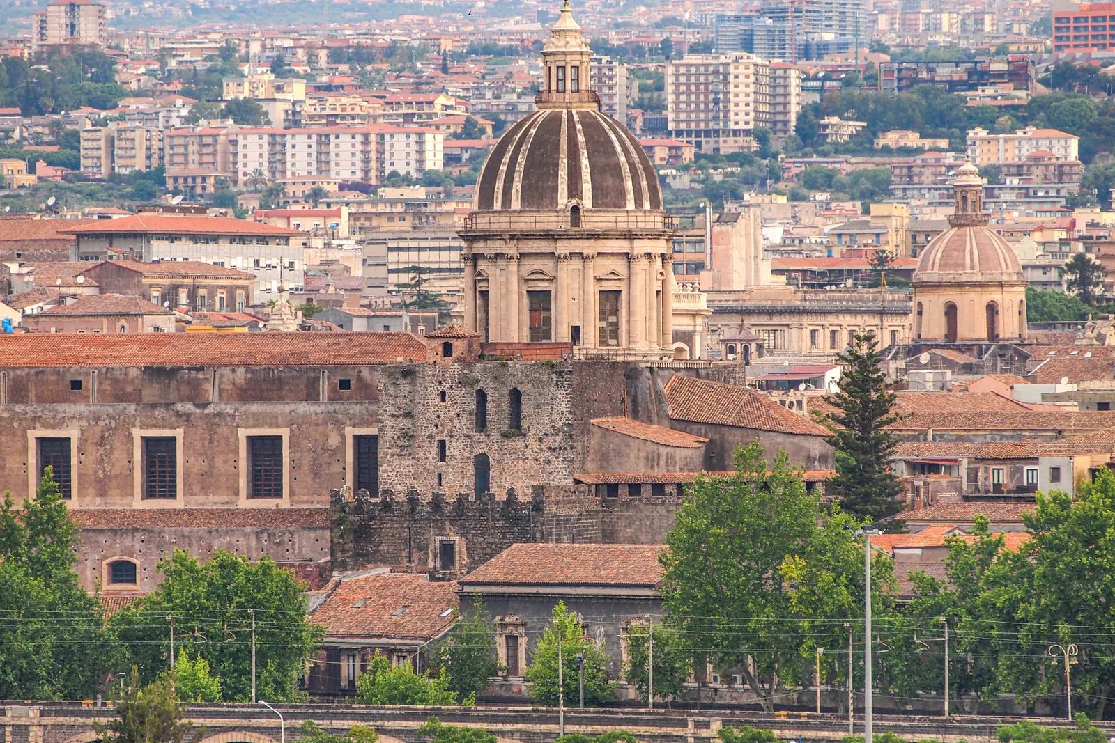 Wat zijn de mooiste wandelroutes door Catania