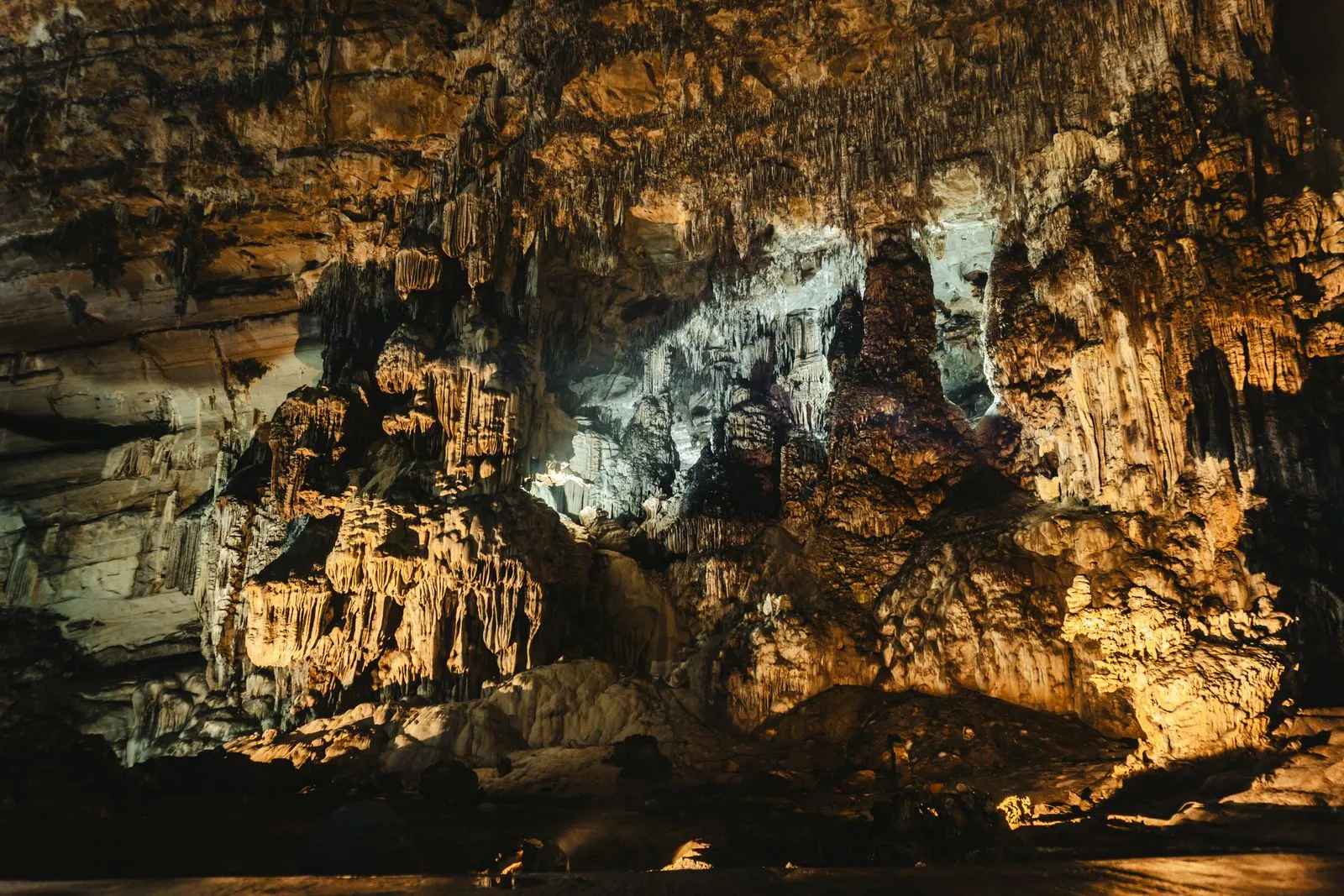 De mysterieuze grotten van Gruta do Carvao ontdekken