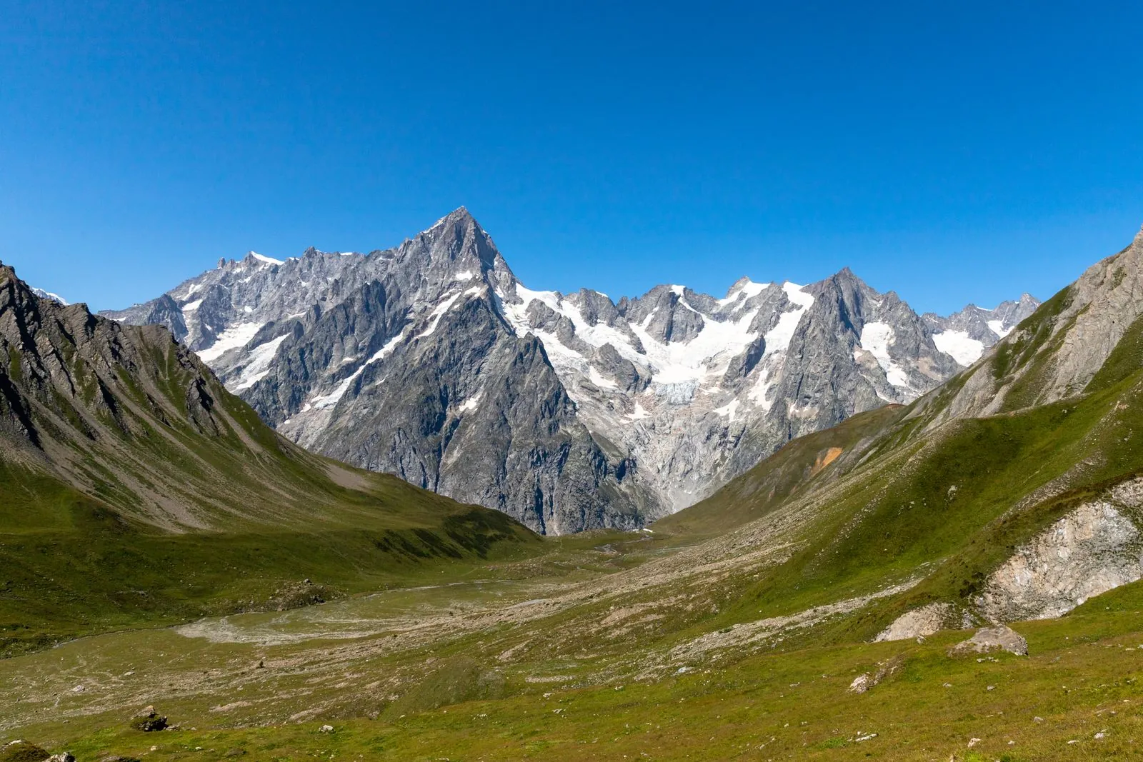 Wandelen door het e bergdorp Courmayeur