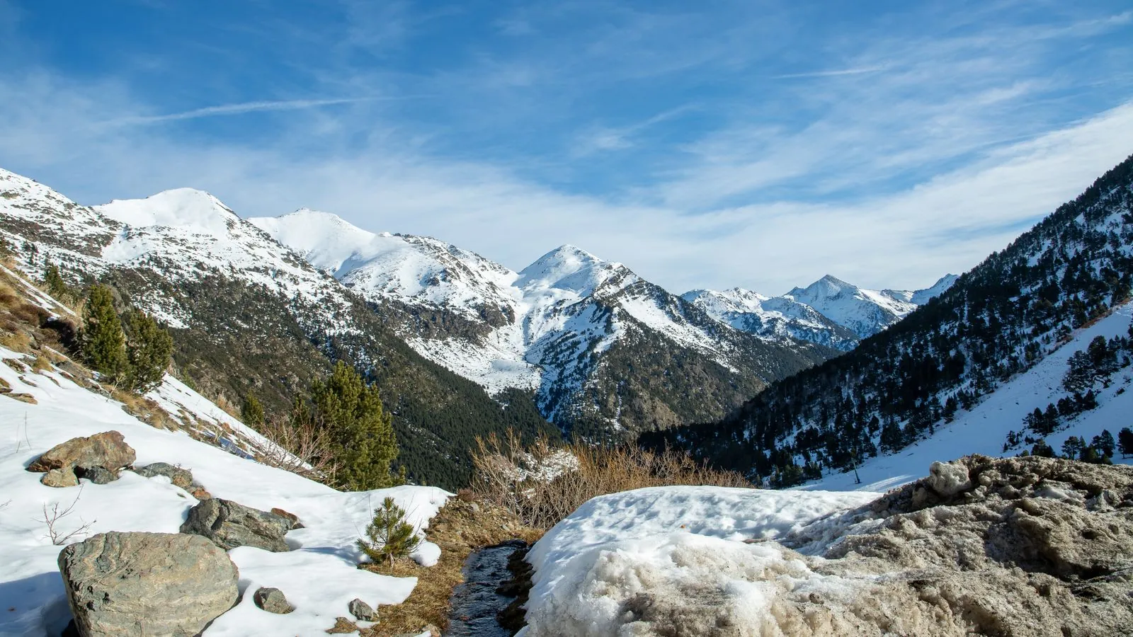 Zijn er wandelroutes met uitzicht op bergmeren