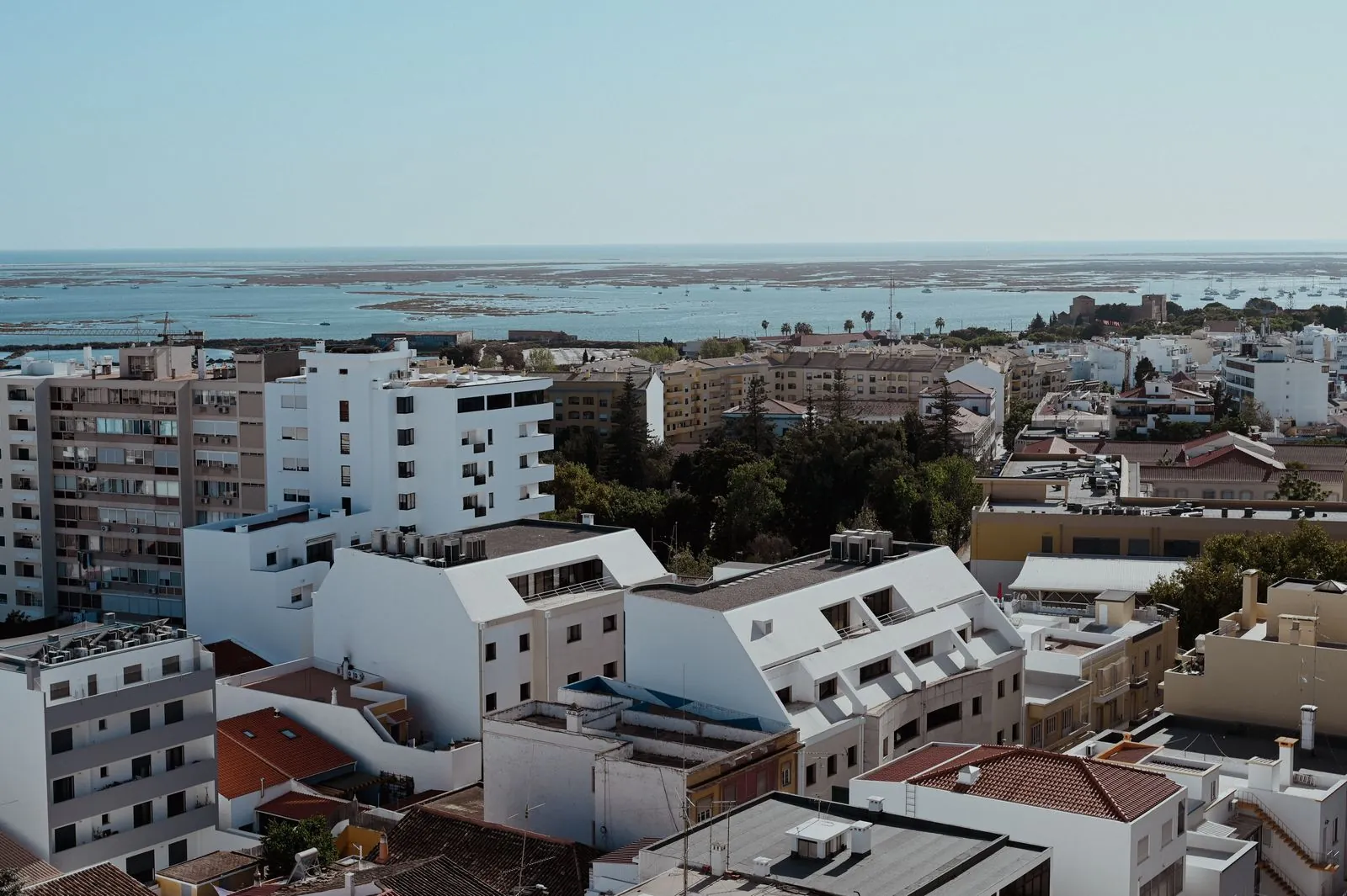 Geniet van het uitzicht vanaf de oude stadsmuren
