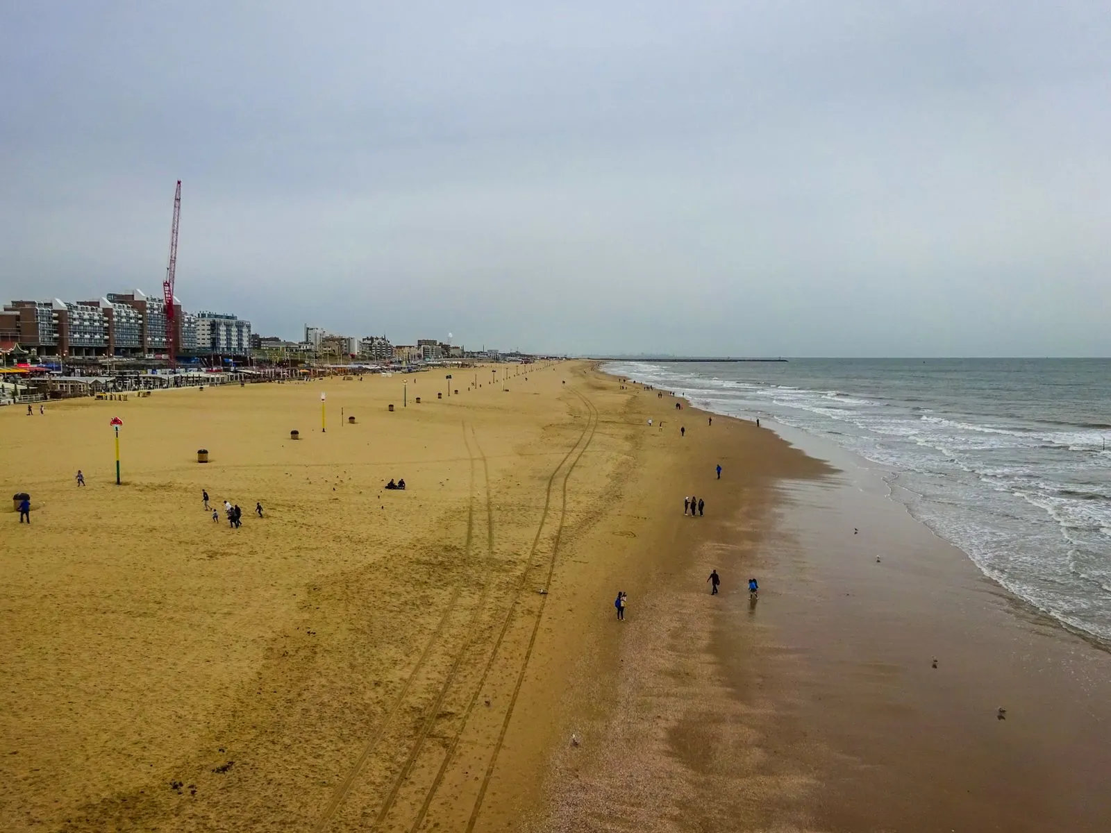 Wat maakt de boulevard van Scheveningen levendig?