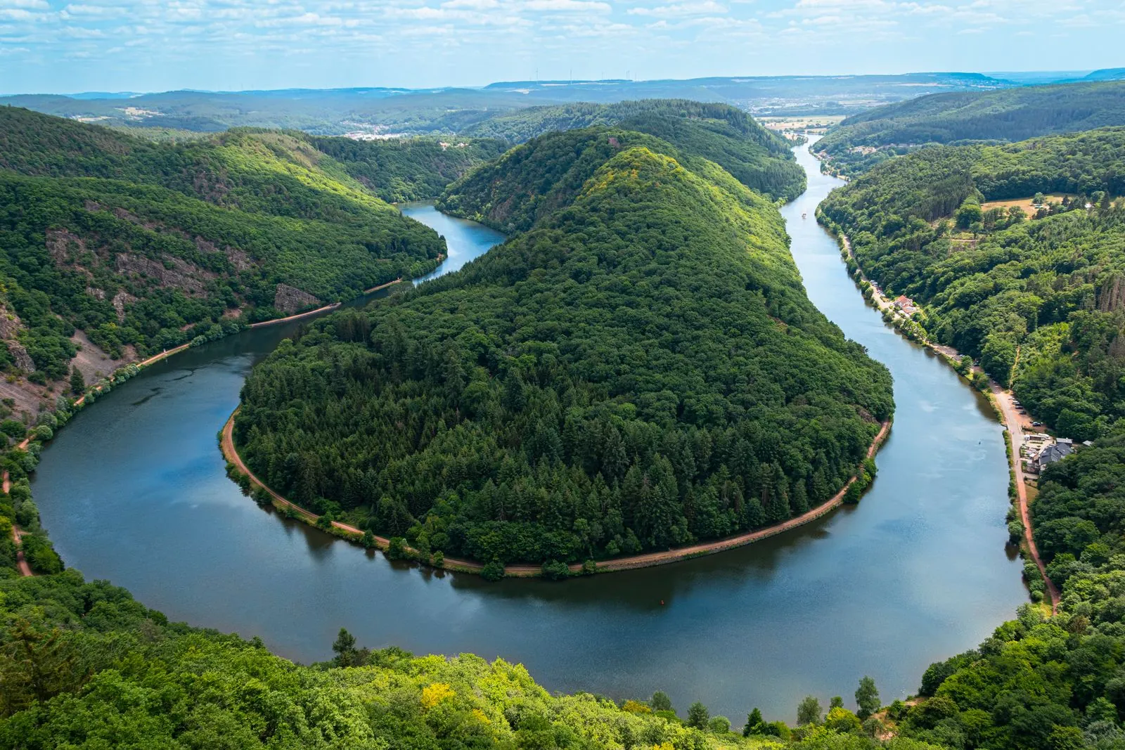 Fietsen langs de rivier in de Saar-vallei