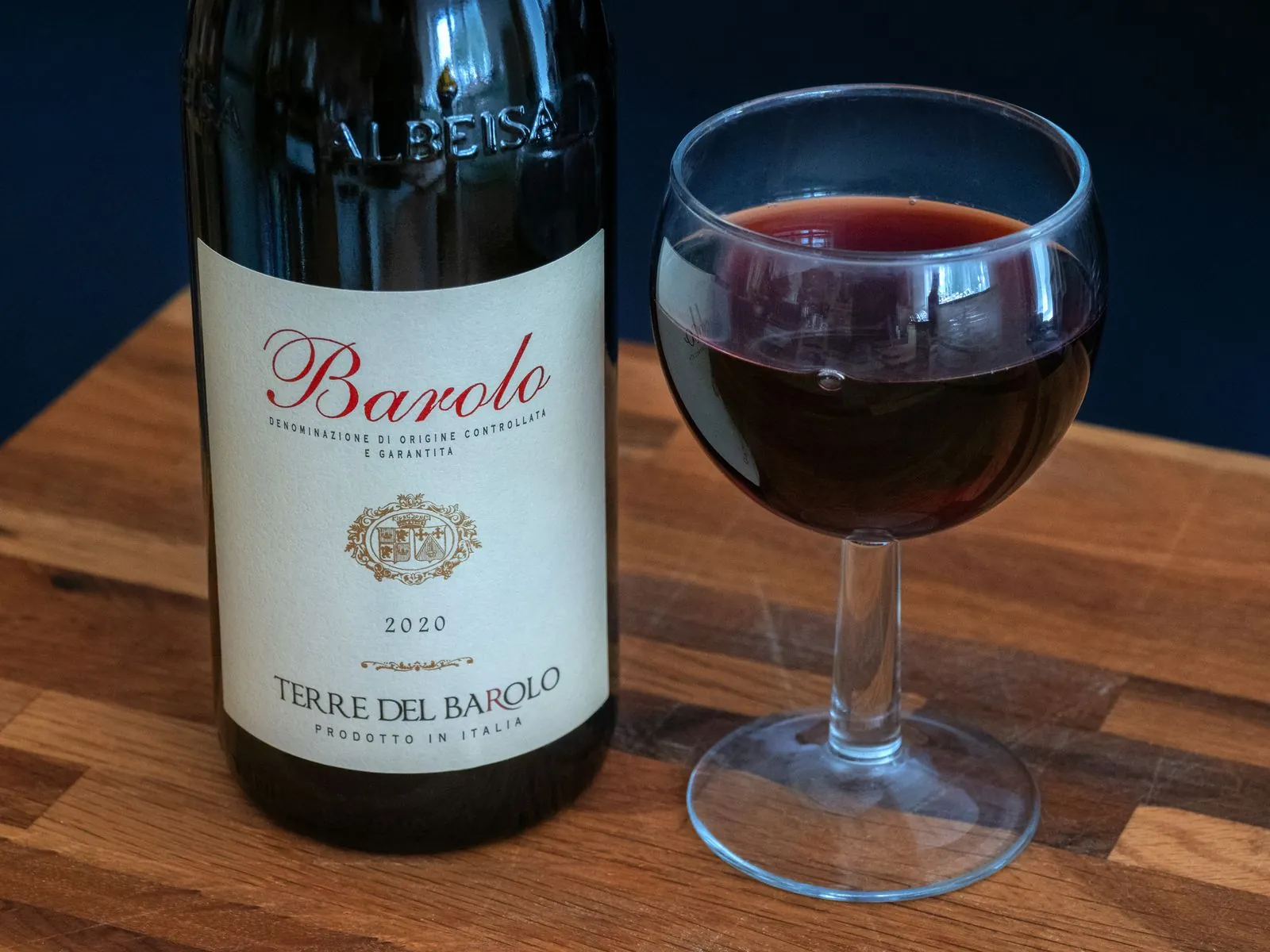 Wijnproeverij in de traditionele kelders van Barolo