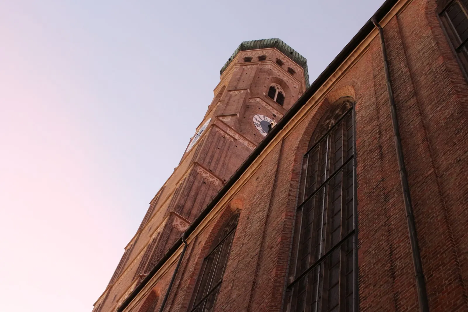 De indrukwekkende architectuur van de Co-cathedraal van St. Peter en Paul