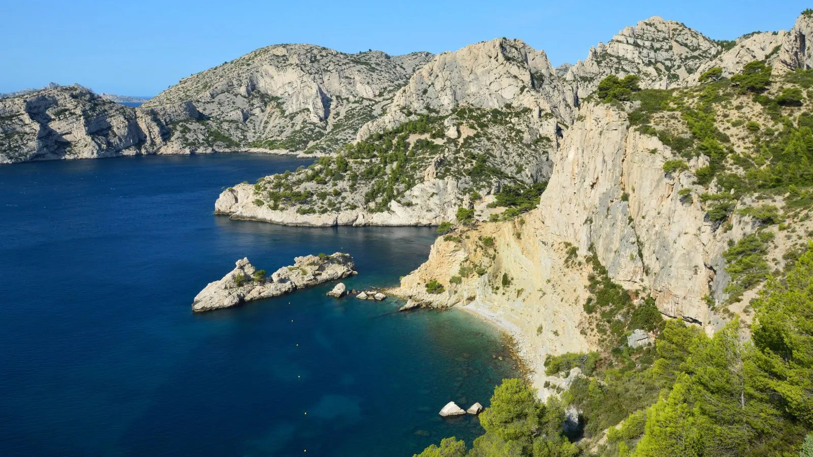 Wandelen langs de Calanques tussen zee en rotsen