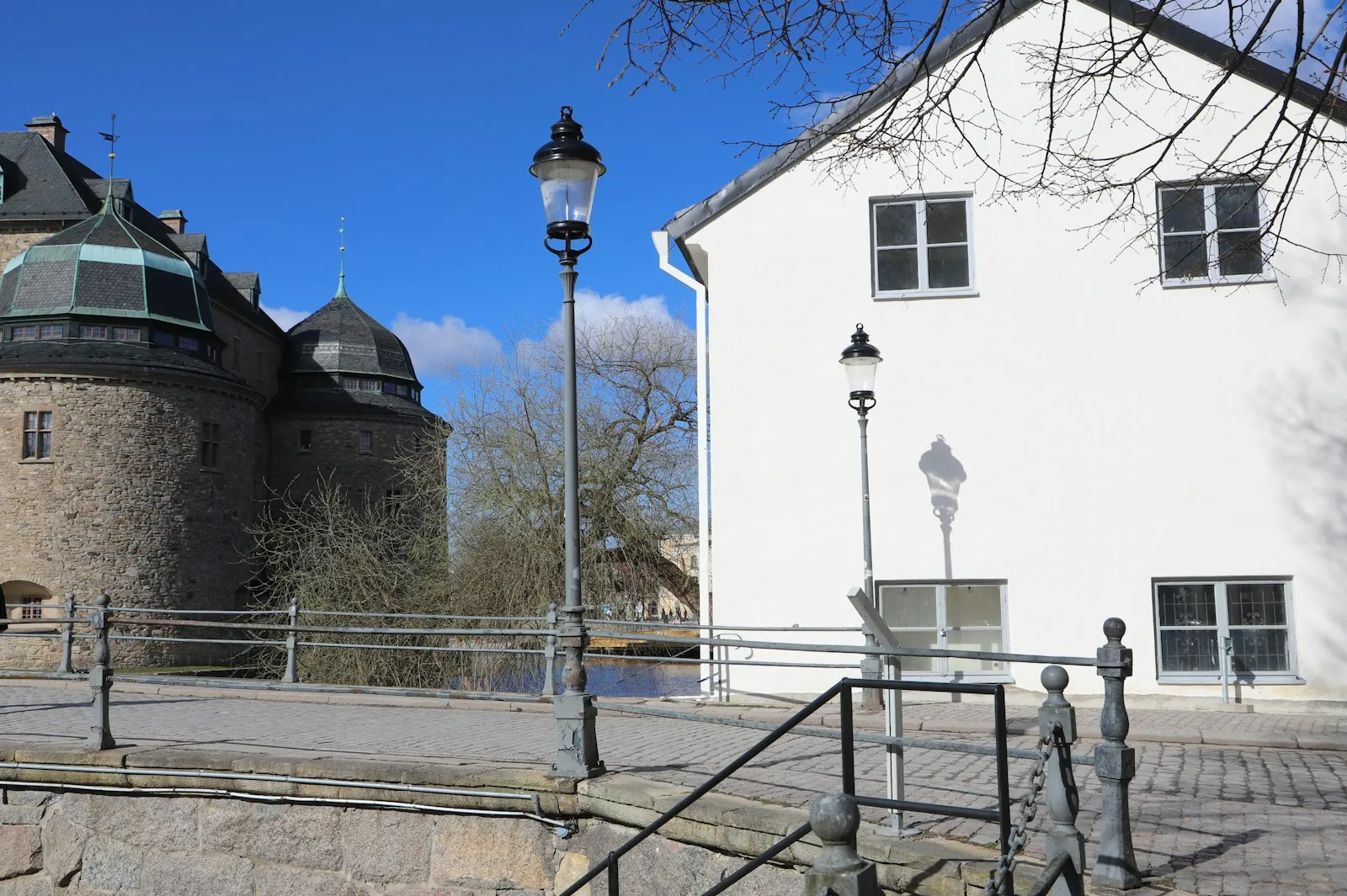 Wandelen door de historische stad Örebro: een route langs het kasteel en de Svartån