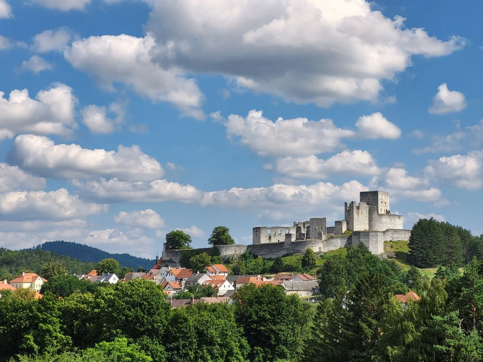 Het middeleeuwse kasteel Dubovac: een historische bezienswaardigheid
