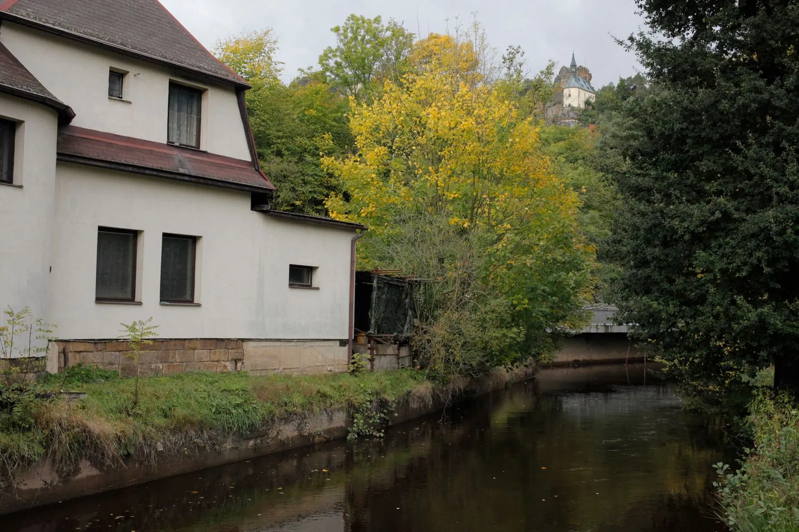 Volg de rivier Drevnice naar oud Zlin