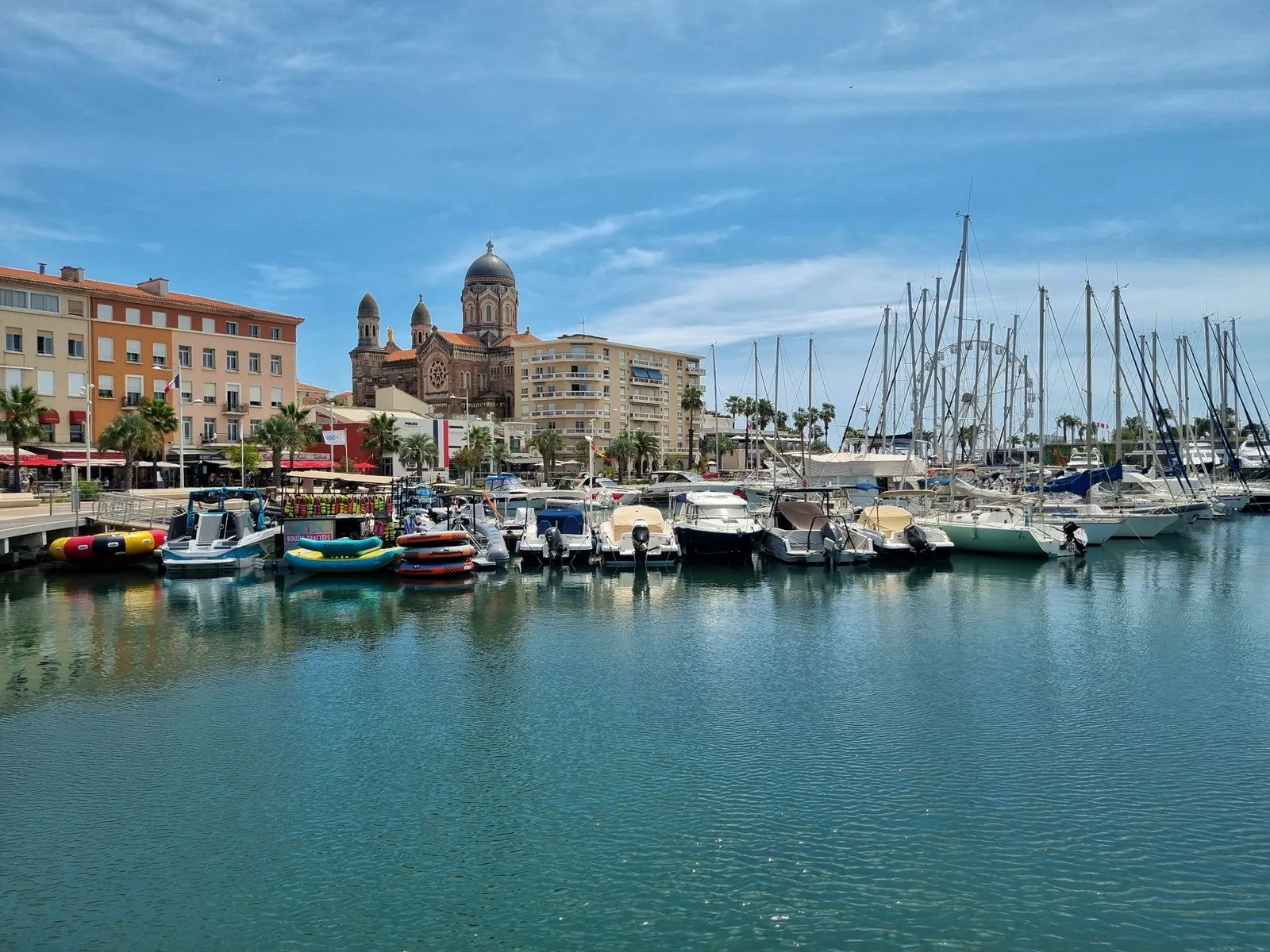 Welke stranden in Saint-Tropez zijn rustiger dan bij de haven