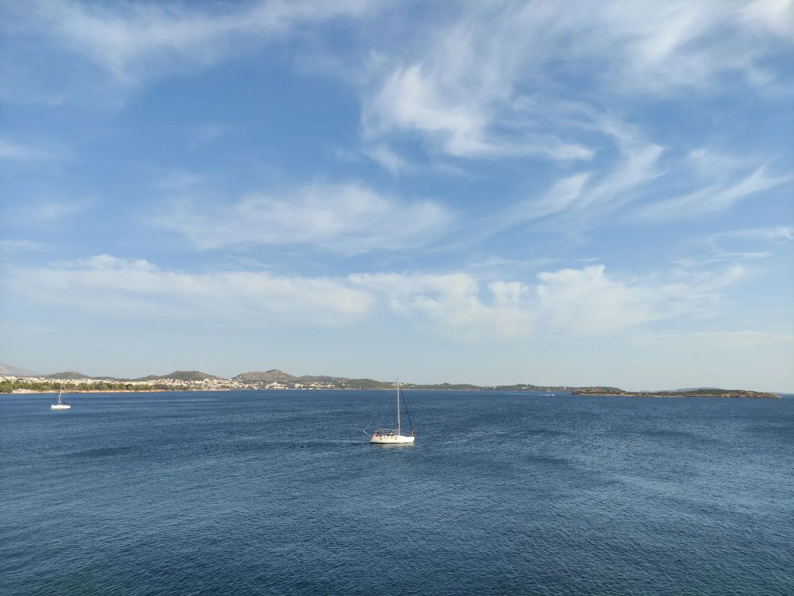 Zeilen langs de kust van Attica