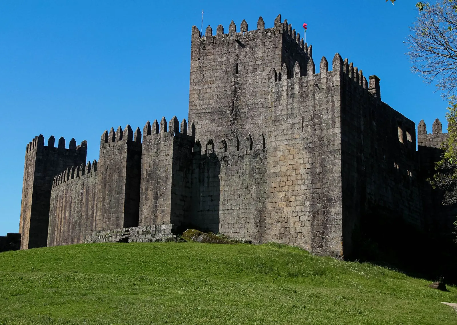 Waarom is het kasteel van Guimarães een historische plek?