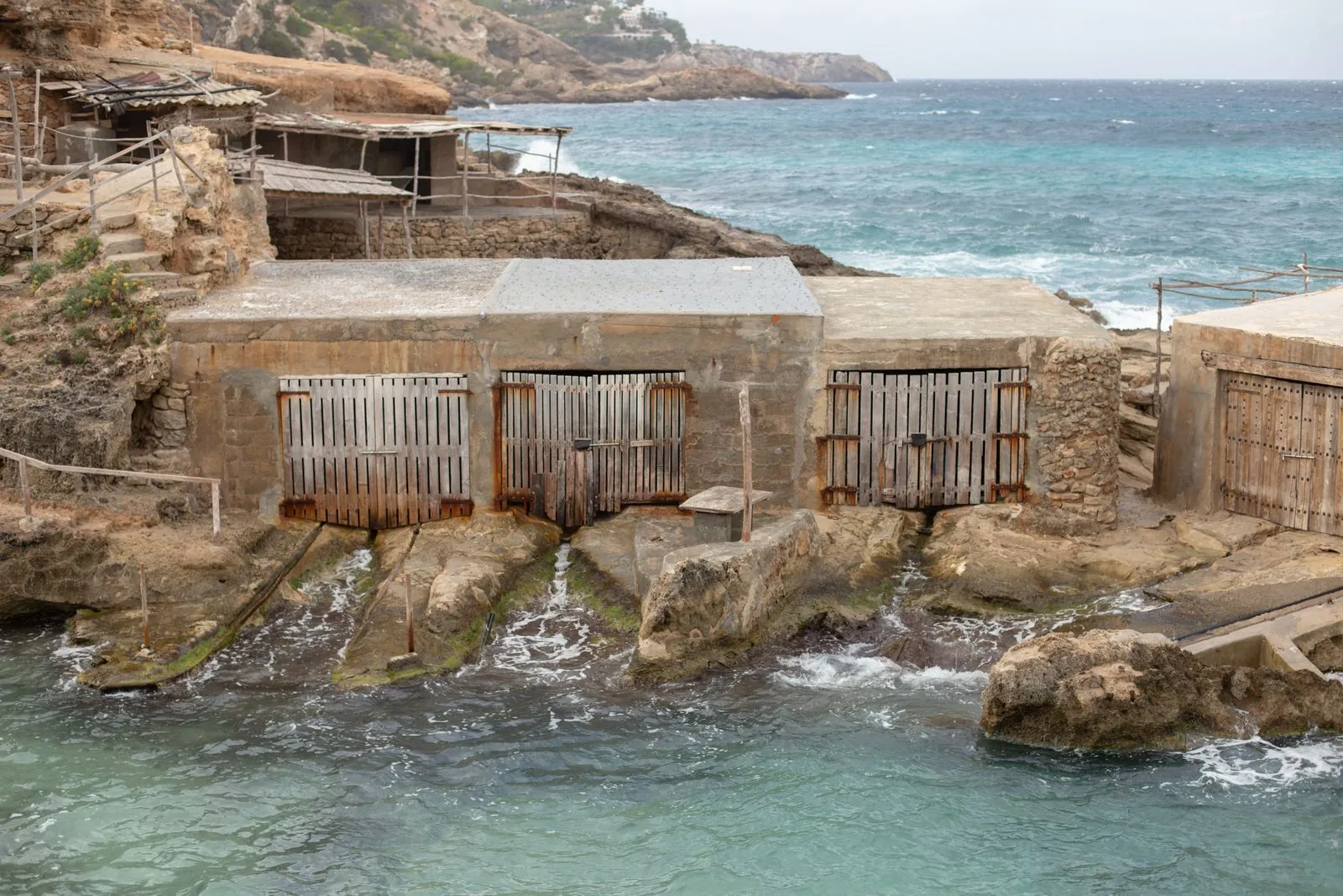 Ontspannen bij het rustige strand Cala Llenya op Ibiza