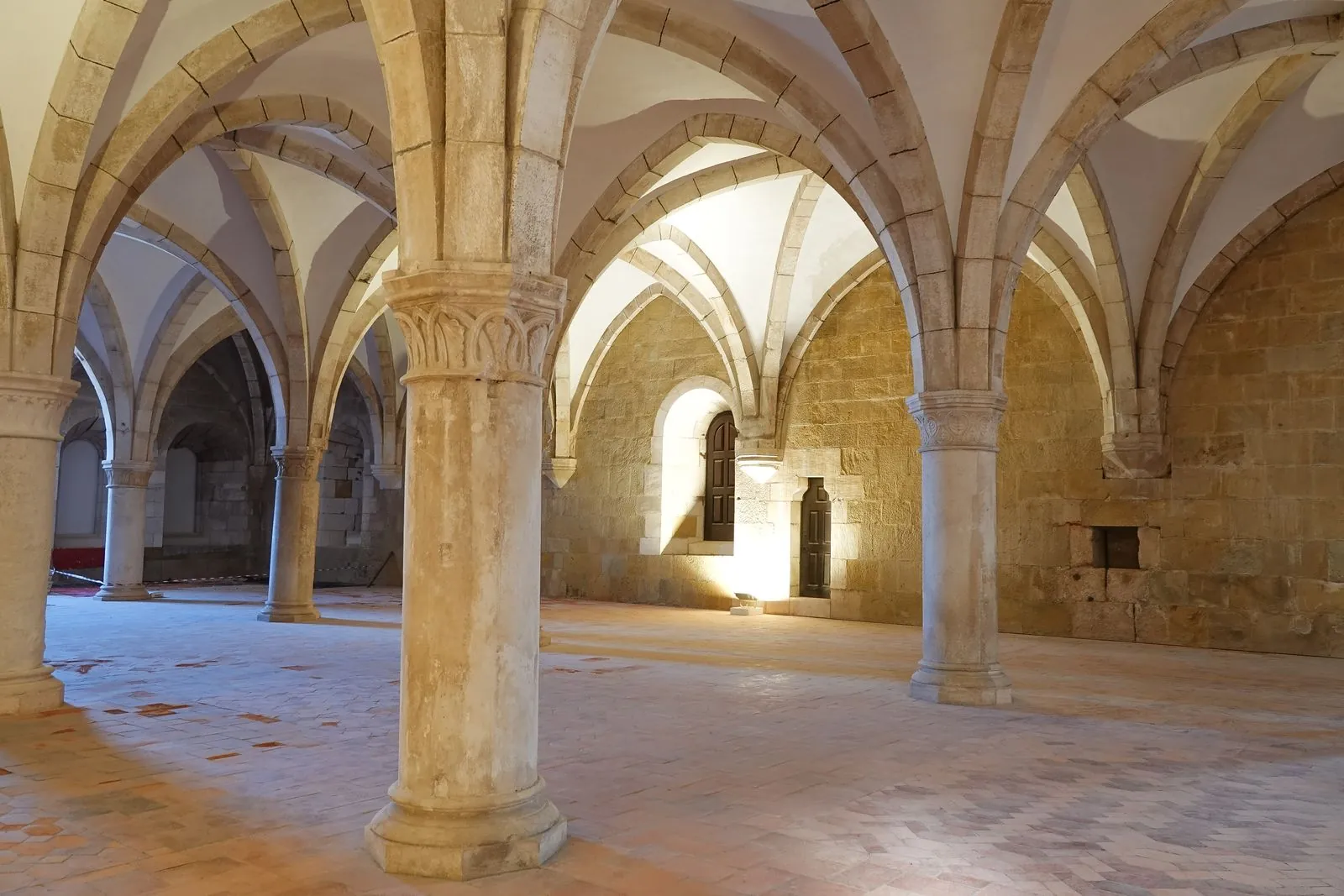 Kinderen leren over geschiedenis in het museum van Leiria