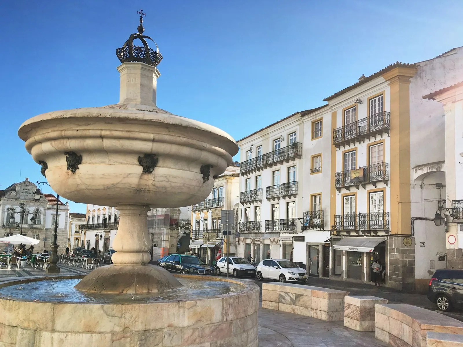 Het plein Praça do Giraldo: hart van de stad