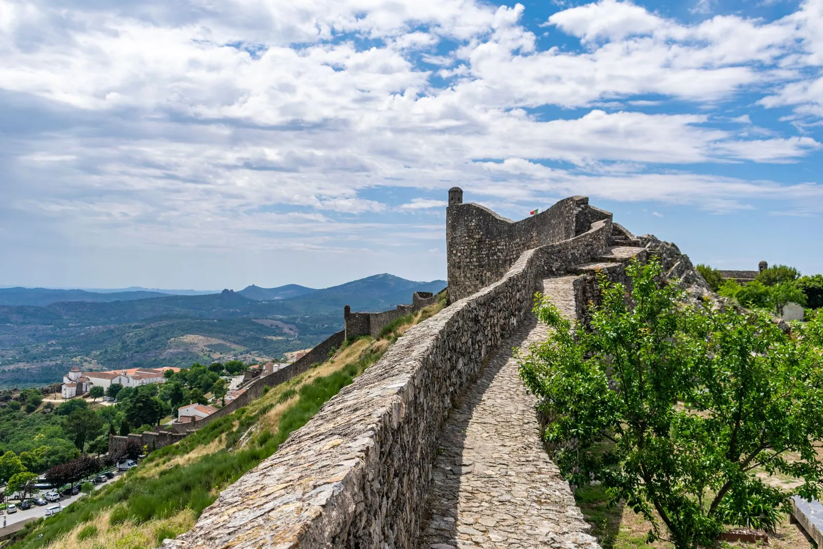 Wandelen door de smalle, witte straatjes van Marvão