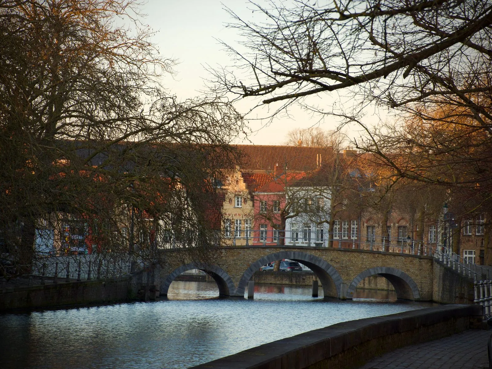 Waar kun je wandelen langs historische gevels en bruggen