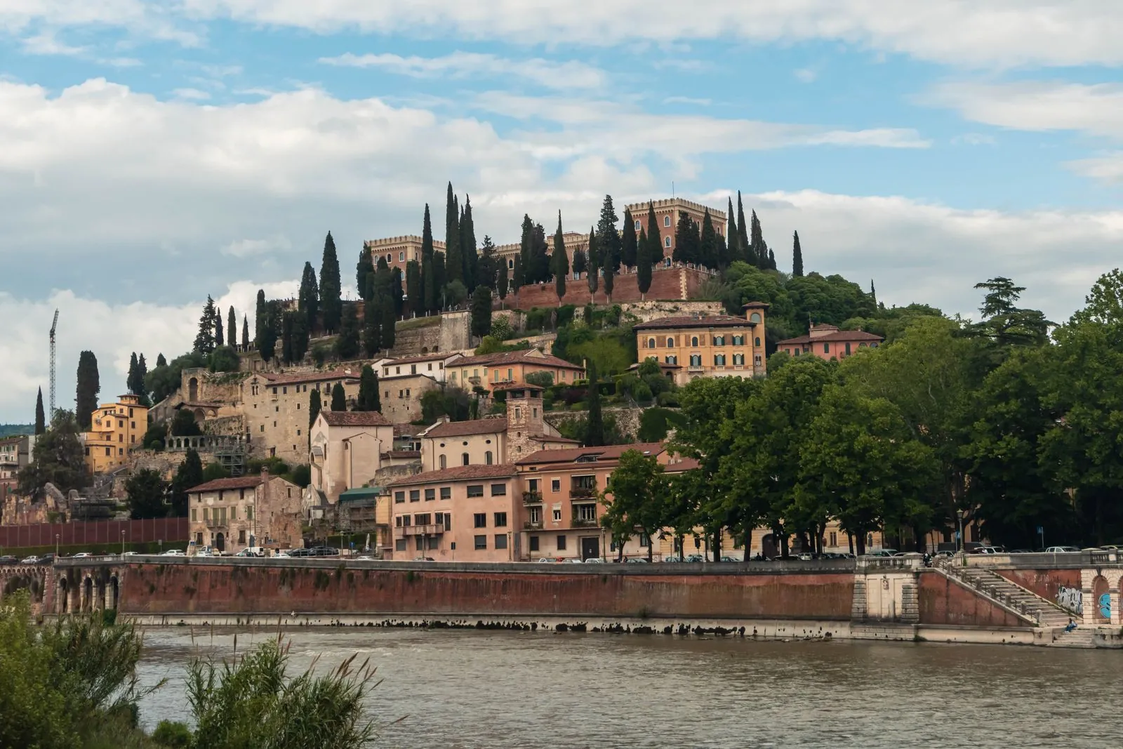 Hoe bereik je het kasteel Castel San Pietro voor het uitzicht