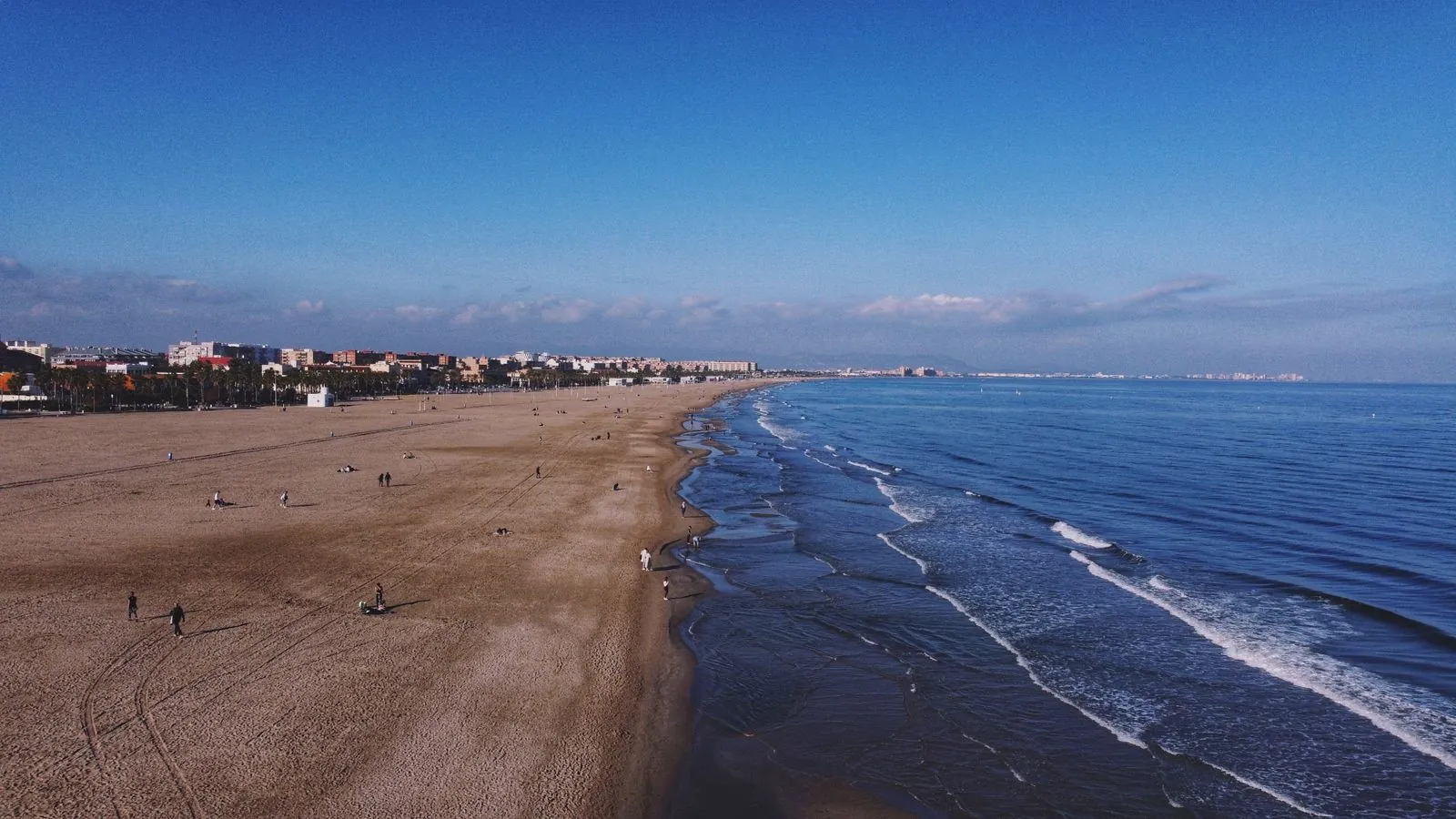 Genieten van het brede zandstrand van Playa Malvarrosa