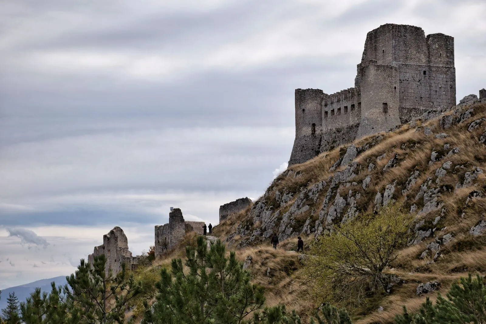 Het kleine bergdorpje Rocca Calascio en zijn kasteel