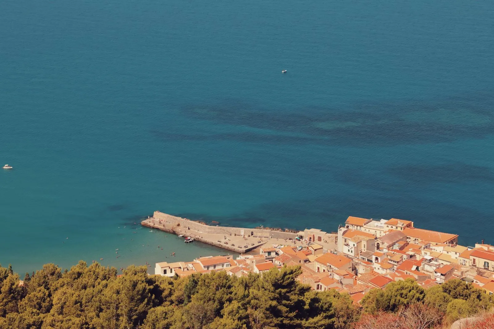 Spelen op de gouden stranden van Cefalù
