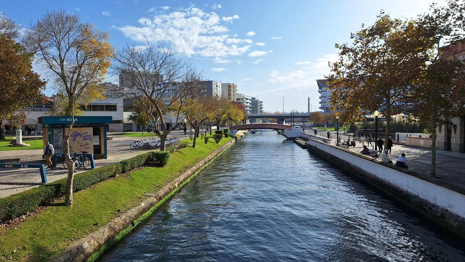 Wandelen langs de kleurrijke moliceiros in het kanaal van Cojo