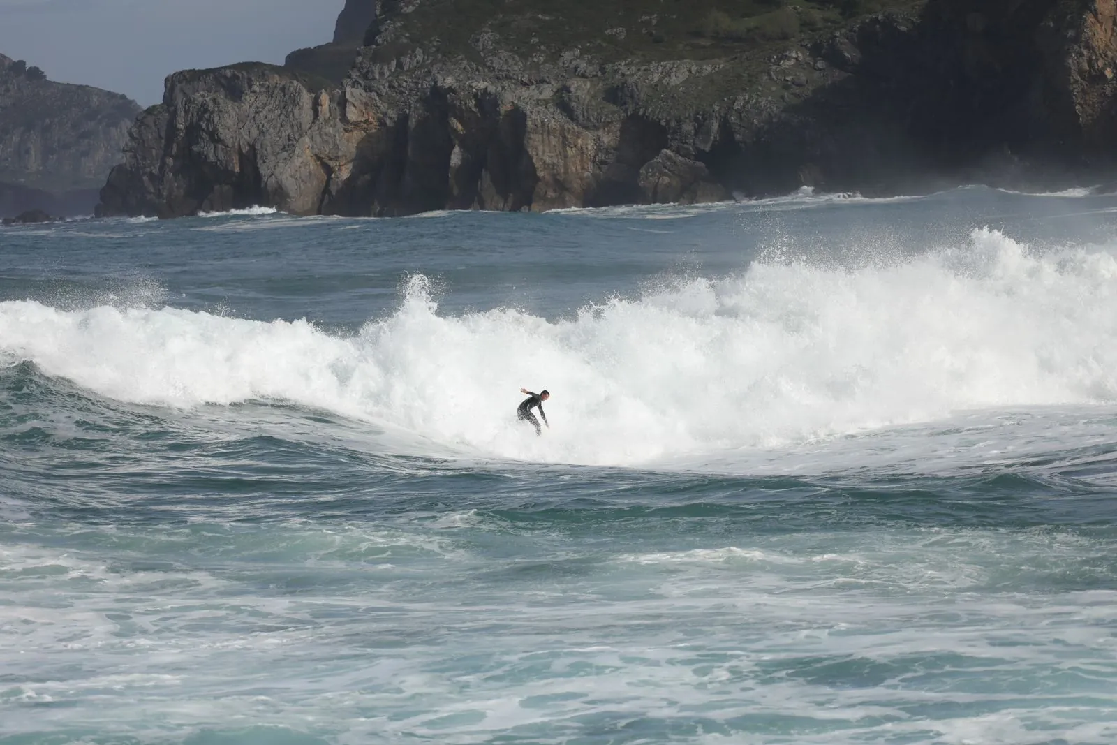 Surfen op de golven van Mundaka