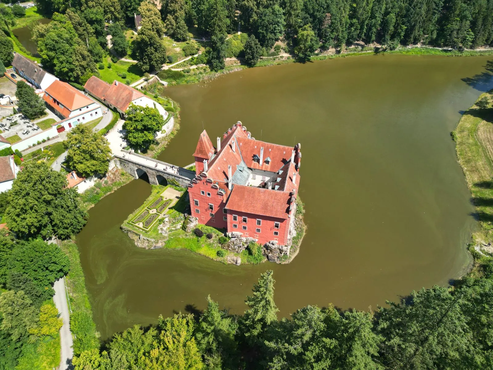 Kasteel Červená Lhota op een eiland