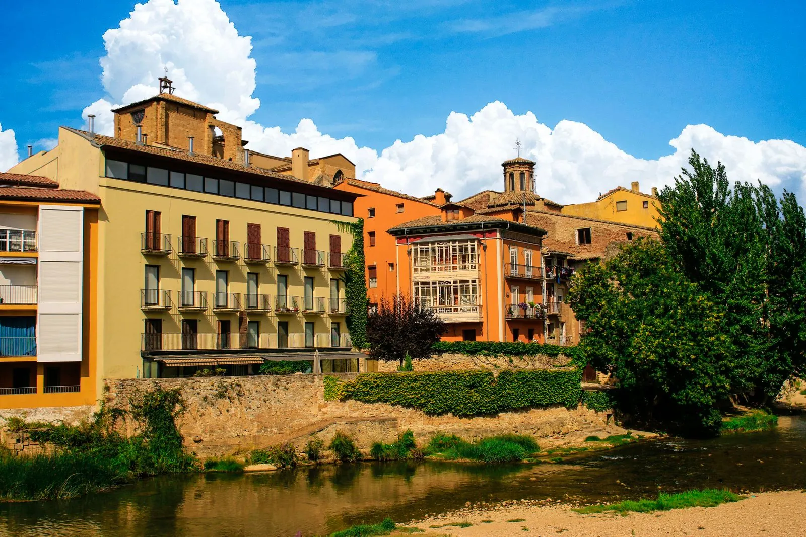 De stadsmuren en het uitzicht over Pamplona