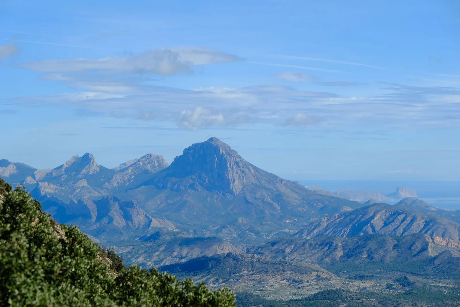 Zijn er wandelroutes in de bergen rondom Alicante